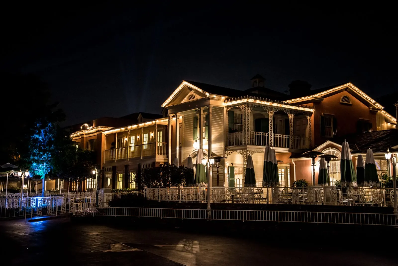 Example of commercial Christmas lighting outlining the rooflines and balconies of a restaurant building